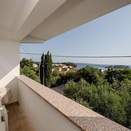 Apartments Mladenka In Banjol Exterior photo