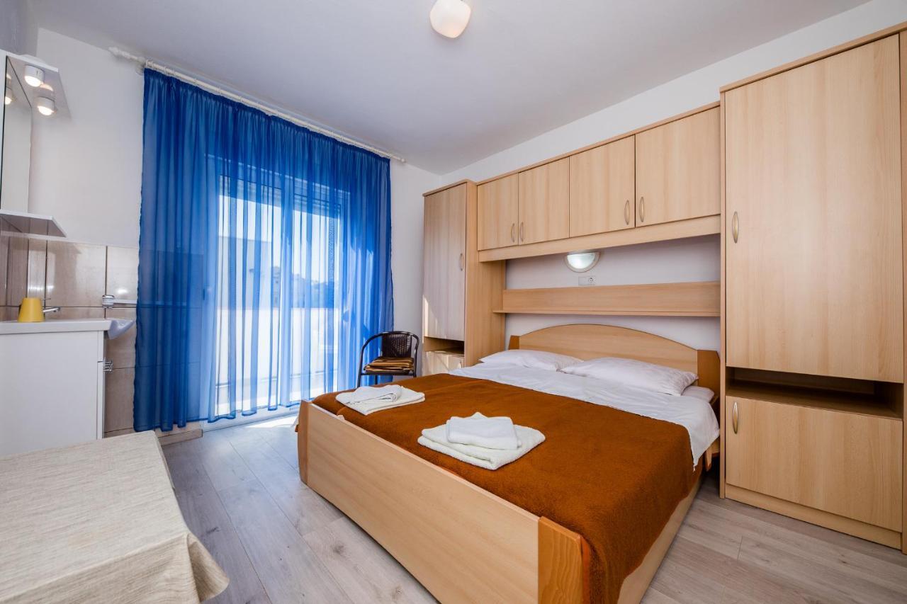 Apartments Mladenka In Banjol Exterior photo