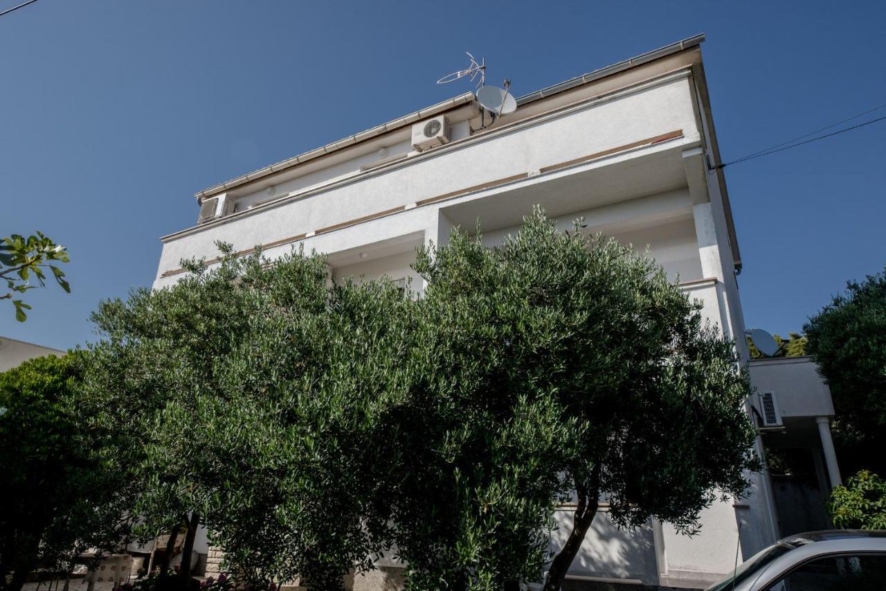 Apartments Mladenka In Banjol Exterior photo