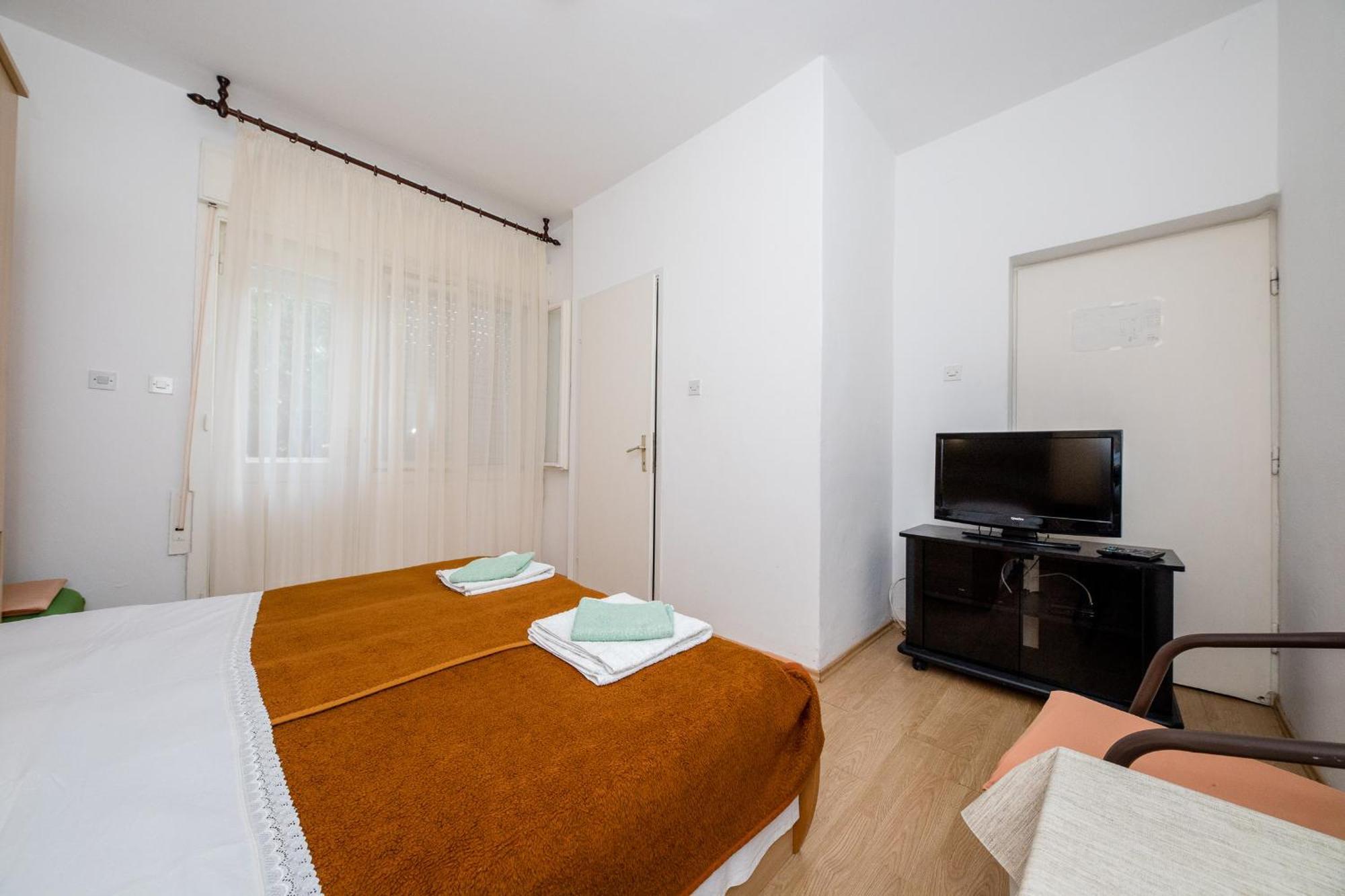 Apartments Mladenka In Banjol Room photo
