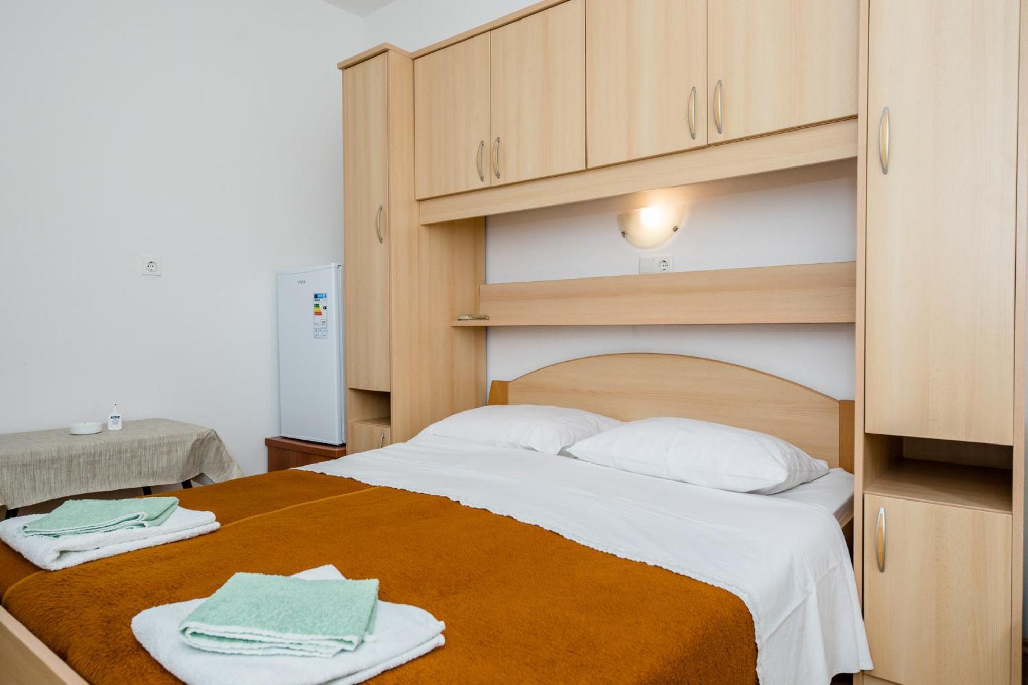 Apartments Mladenka In Banjol Room photo