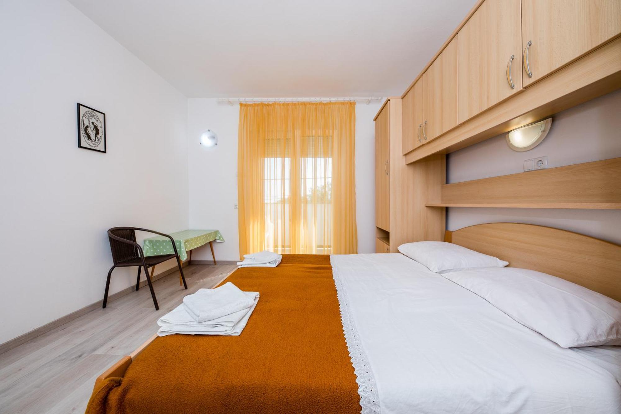 Apartments Mladenka In Banjol Room photo